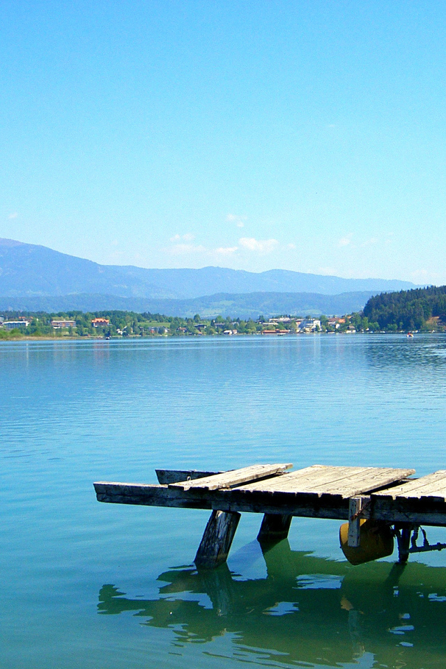 Деревянный причал на озере Клопайнер Зее, Австрия