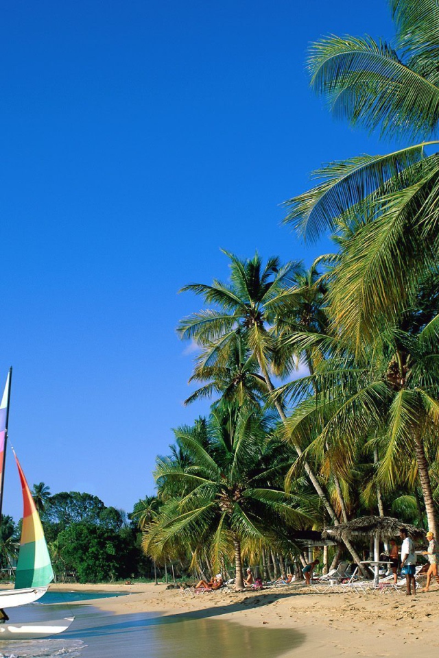 Люди приплывают в Барбадосе