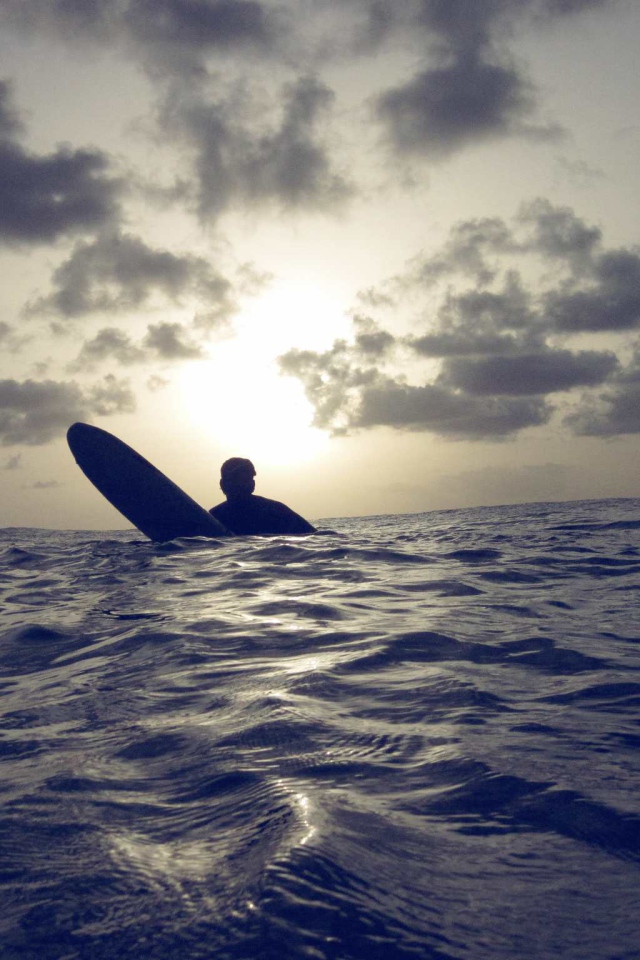 Серфер в Барбадосе