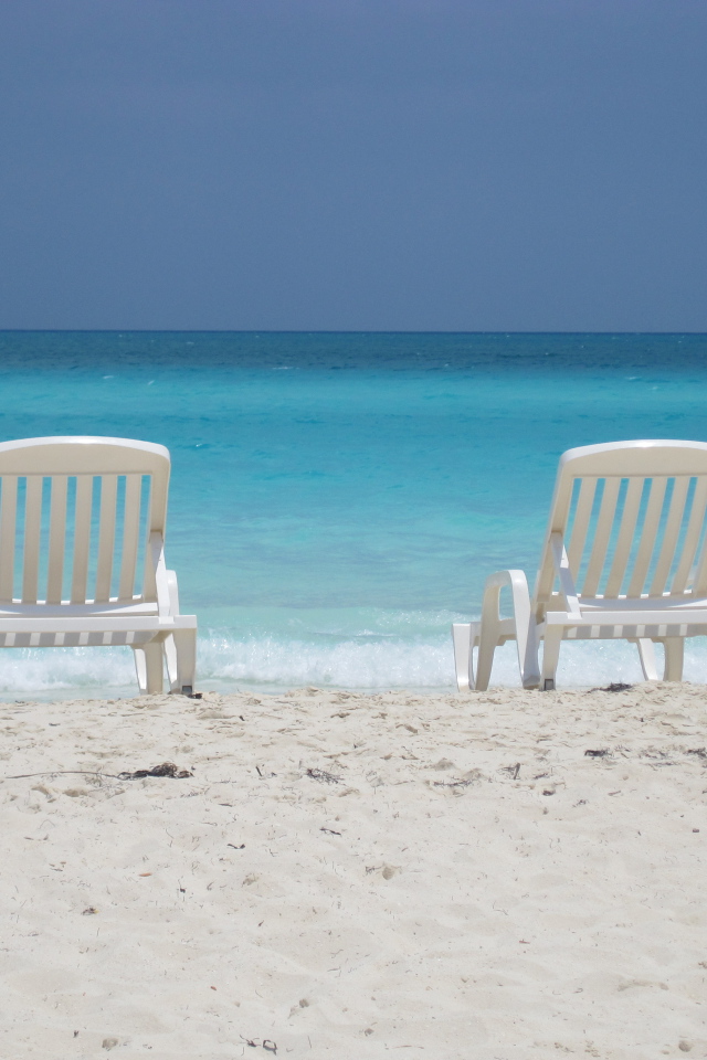 Лежаки на пляже на курорте Кайо Санта Мария, Куба