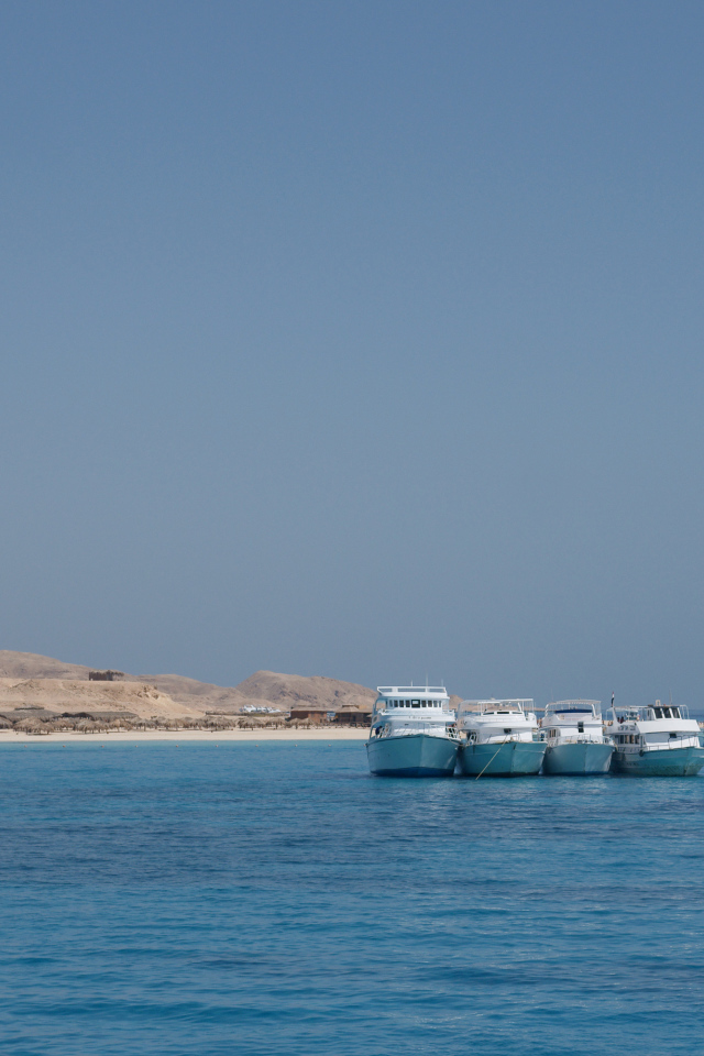 Лодки у побережья на курорте Хургада, Египет