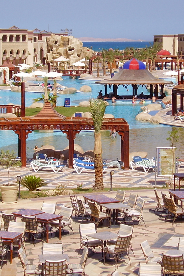 Кафе на побережье на курорте Хургада, Египет