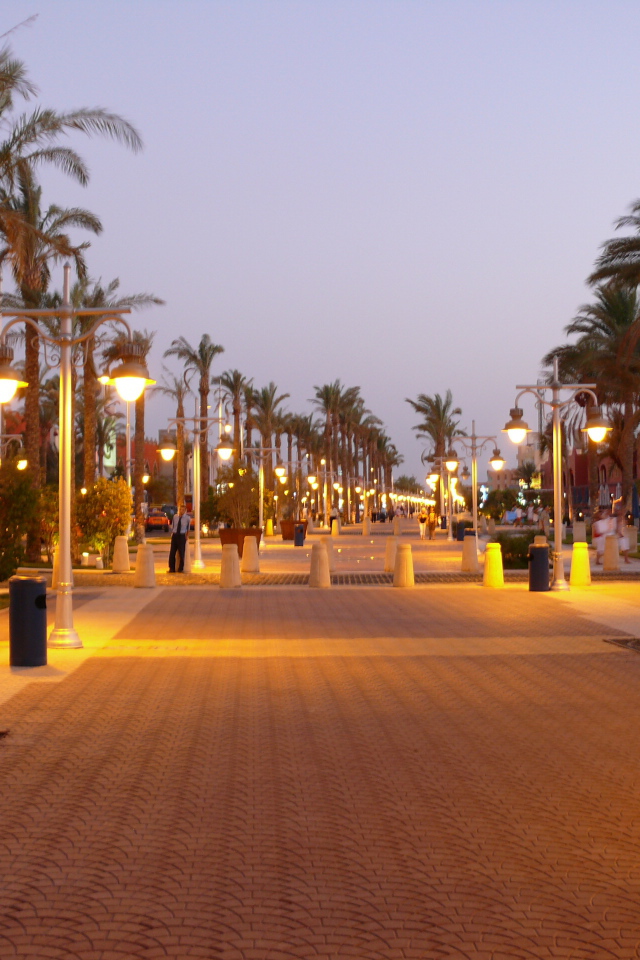 Вечерняя улица на курорте Хургада, Египет