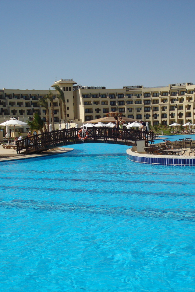Бассейн в отеле на курорте Хургада, Египет