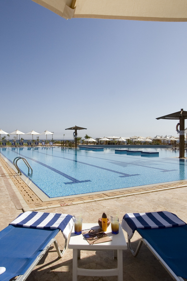 Бассейн в отеле на побережье на курорте Таба, Египет