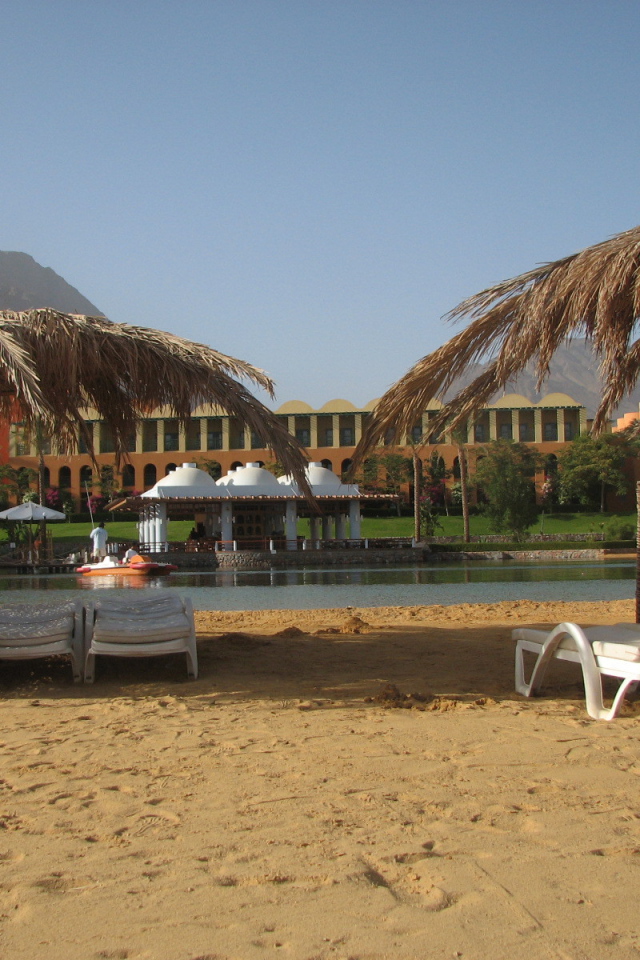 Отдых на пляже на курорте Таба, Египет