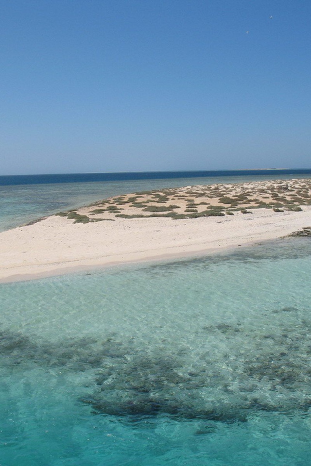 Песчаный остров у берега на курорте Марса Алам, Египет