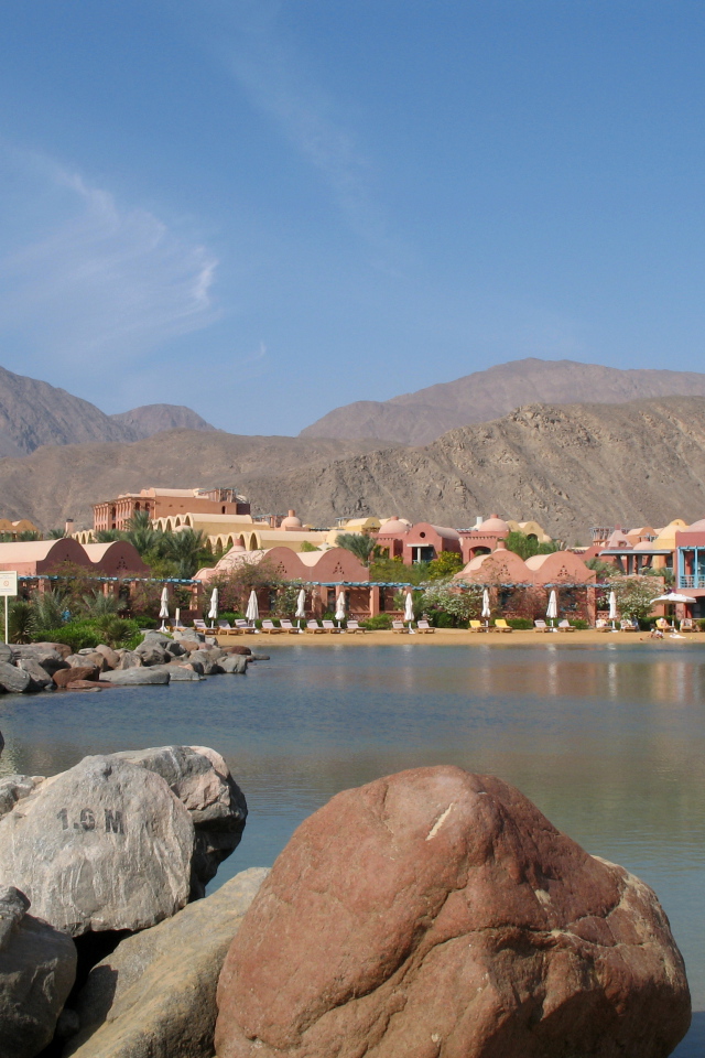 Камни у бассейна на курорте Таба, Египет