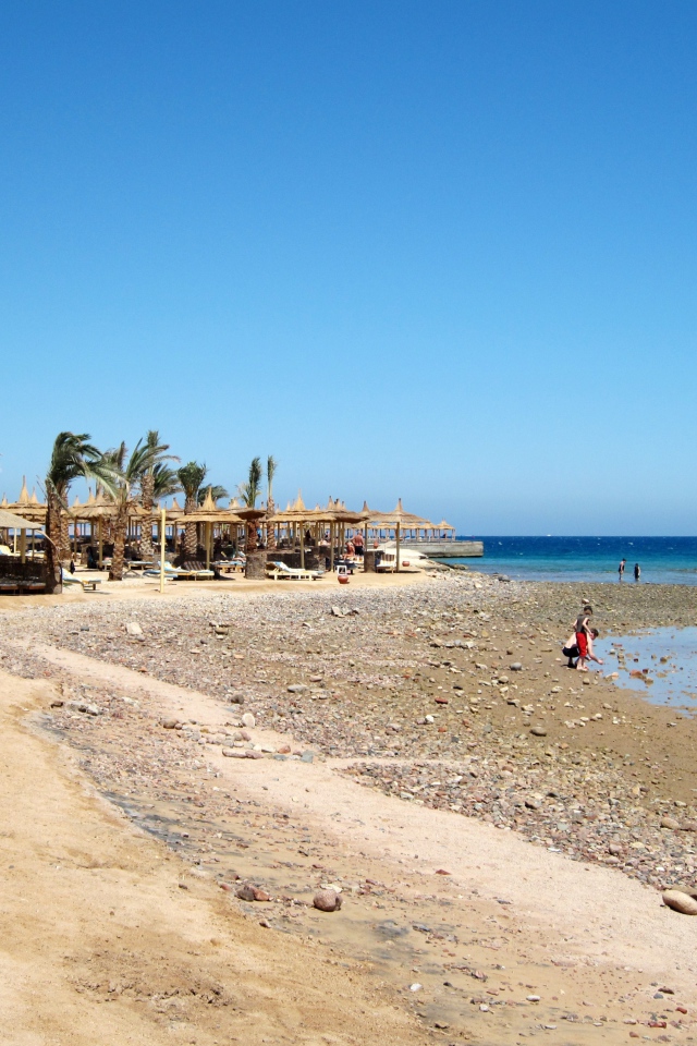 Летний отдых на пляже на курорте Хургада, Египет