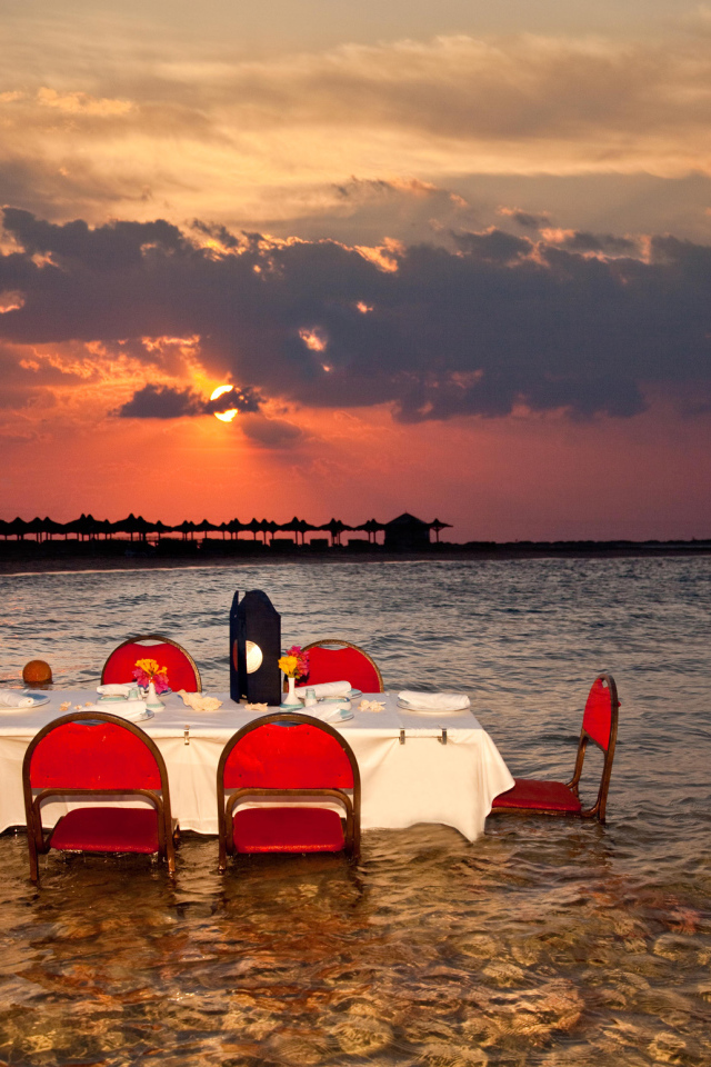 Закат на побережье на курорте Хургада, Египет