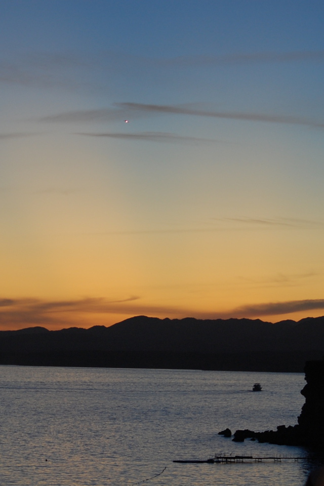 Закат над пляжем на курорте Шарм эль Шейх, Египет