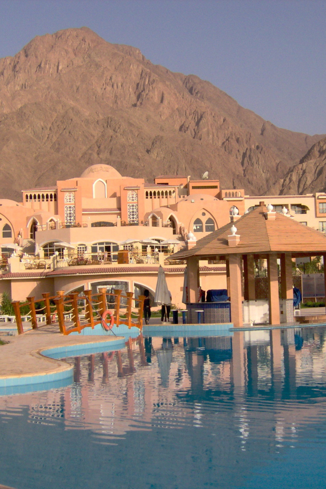 Отель на фоне гор на курорте Таба, Египет