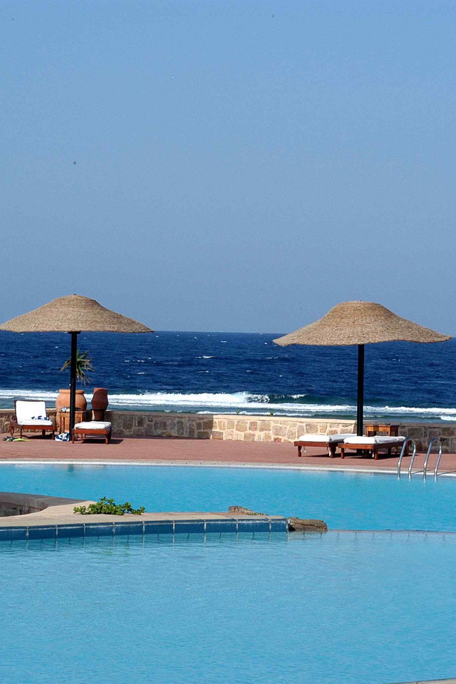 Бассейн в отеле на курорте Эль Кусейр, Египет