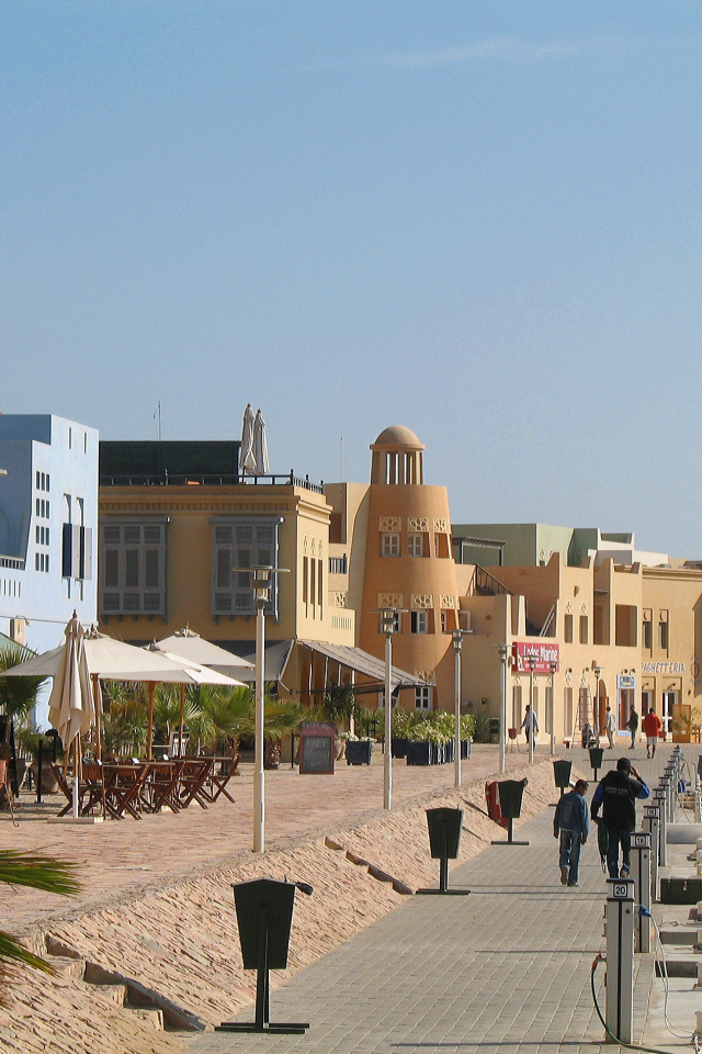 Прогулка по набережной на курорте Хургада, Египет