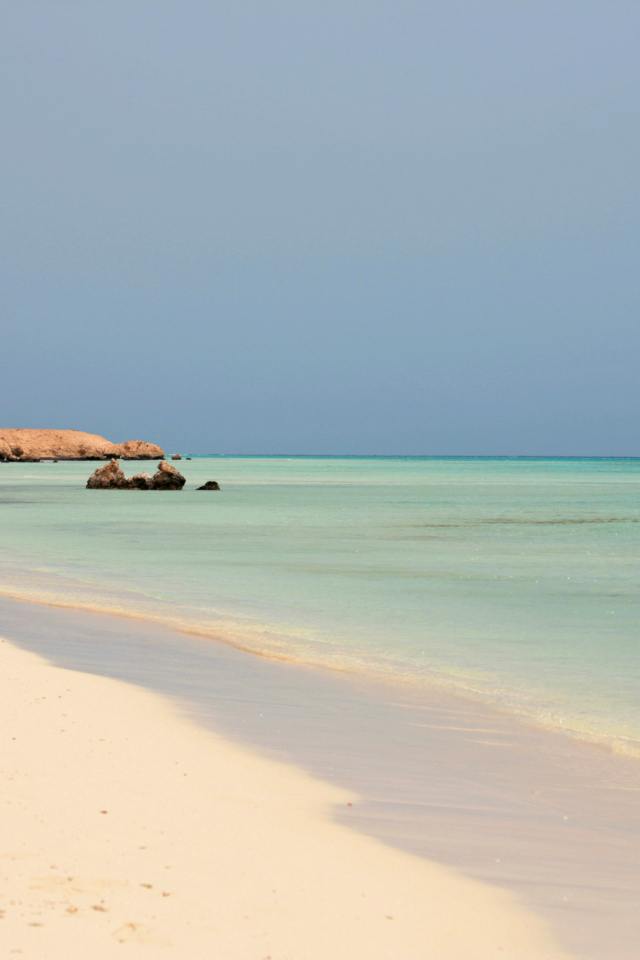 Белый песок на пляже на курорте Марса Алам, Египет