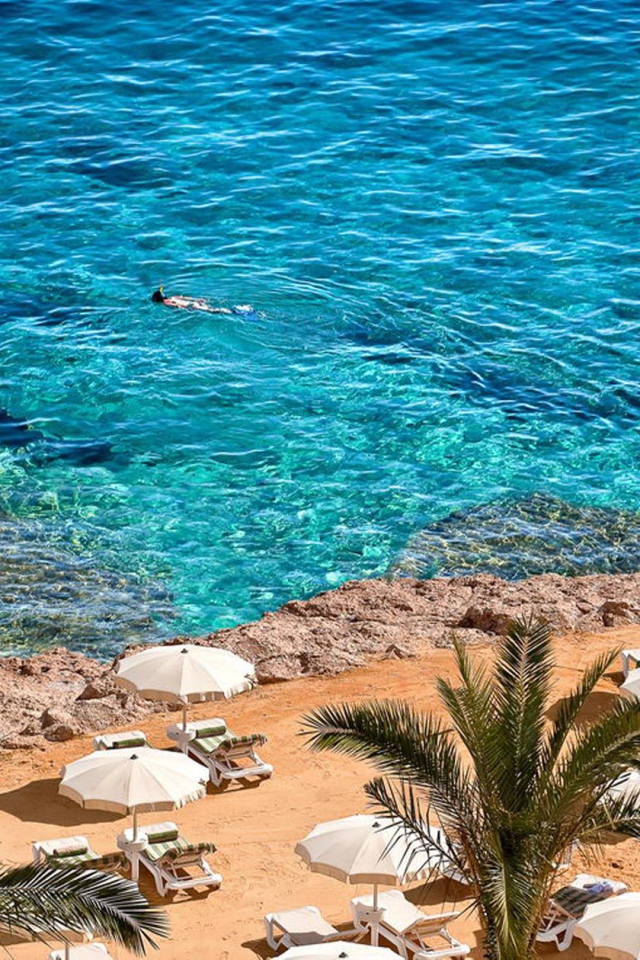 Зимний отдых на пляже на курорте Хургада, Египет