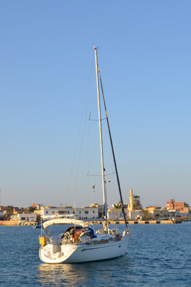 Яхта в заливе на курорте Эль Кусейр, Египет