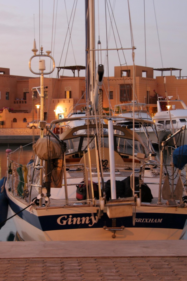 Яхта у берега на курорте Эль Гуна, Египет