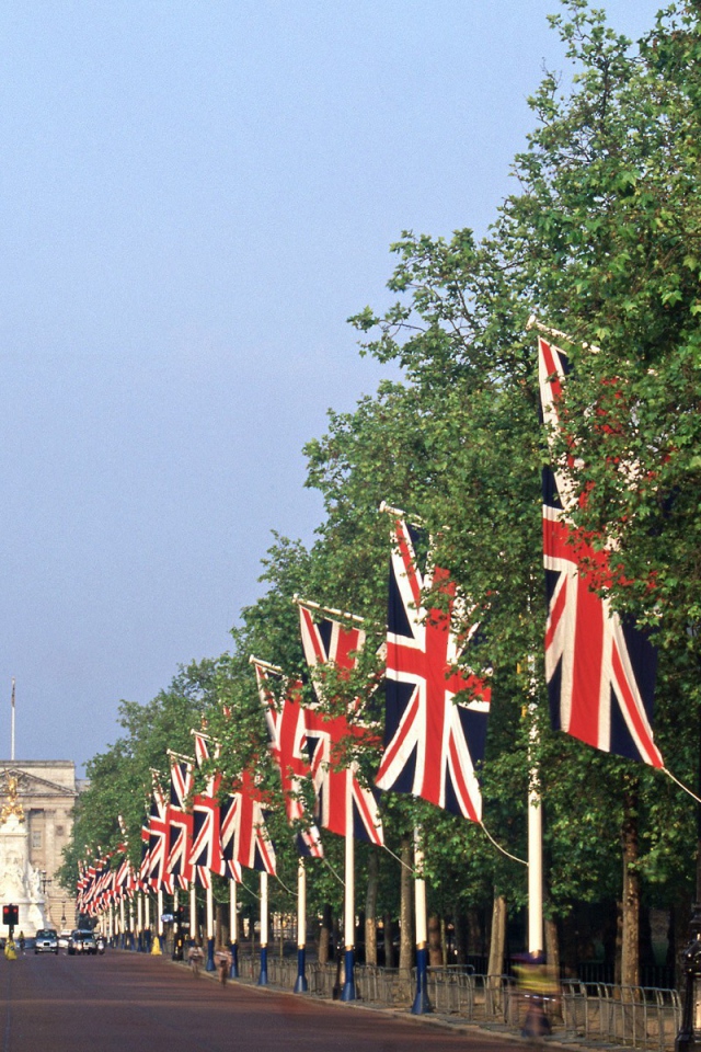Аллея с Британскими флагами
