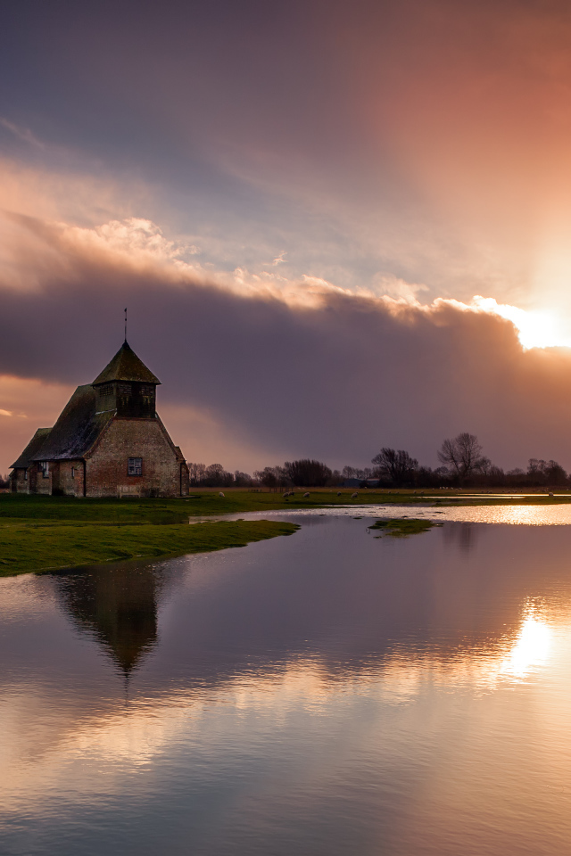 Церковь на фоне заката в Англии