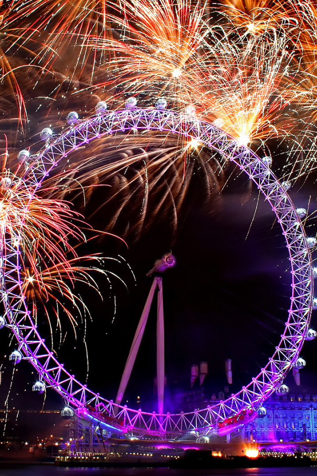 Колесо обозрения на фоне фейерверков в Лондоне