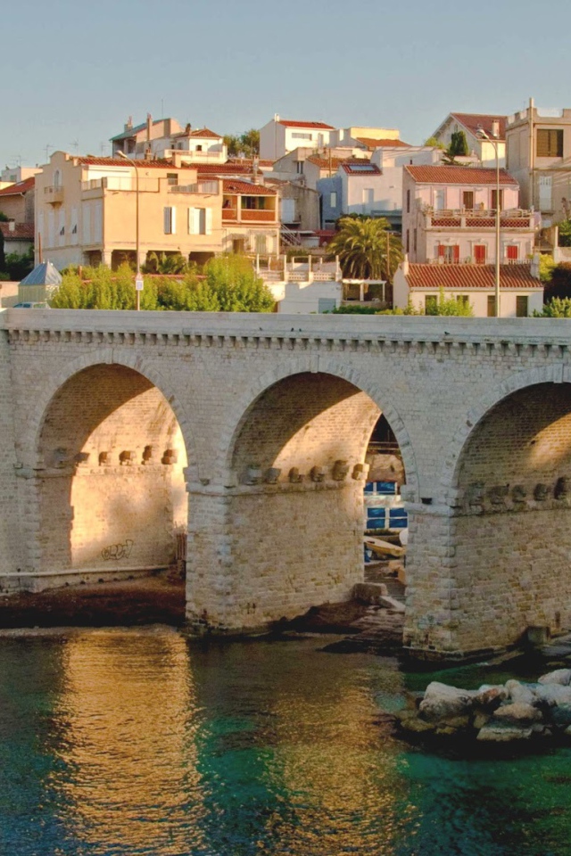 Старинный мост в городе Марсель, Франция