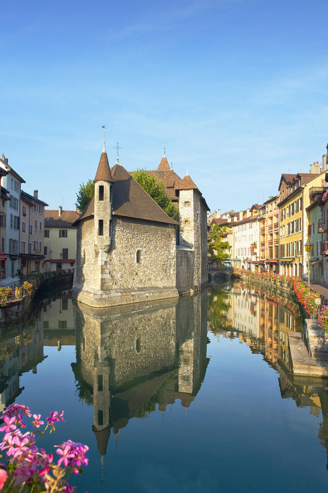 Цветущая набережная в городе Аннеси, Франция