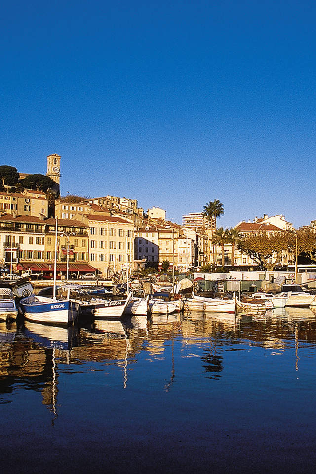 Лодки у причала в Каннах, Франция