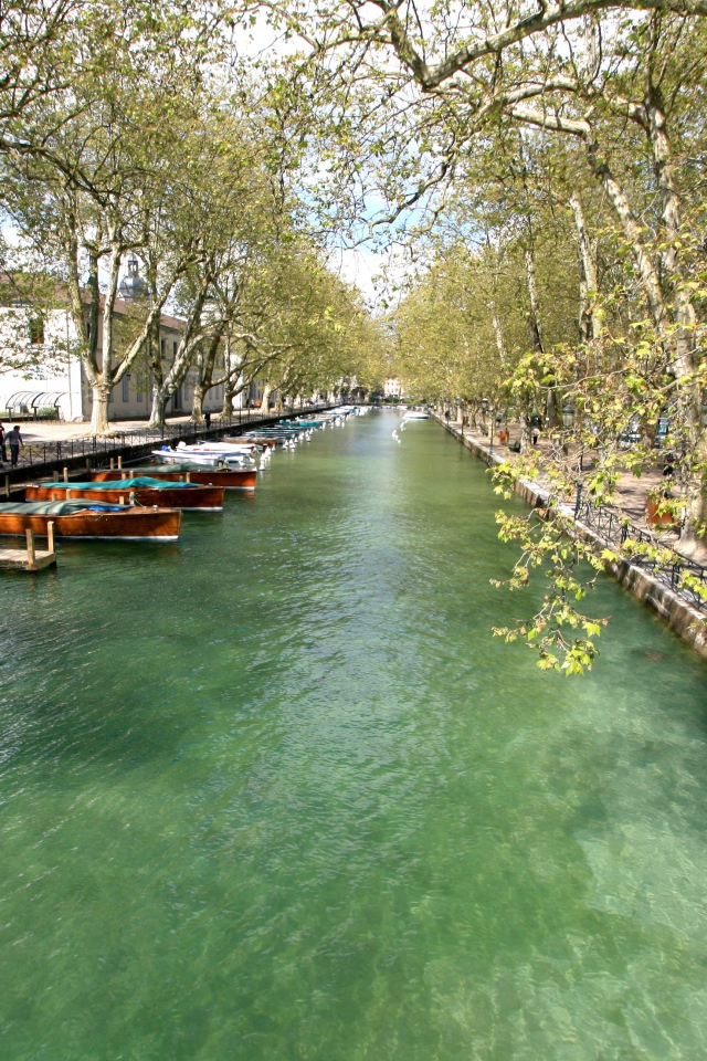 Лодки у набережной в городе Аннеси, Франция