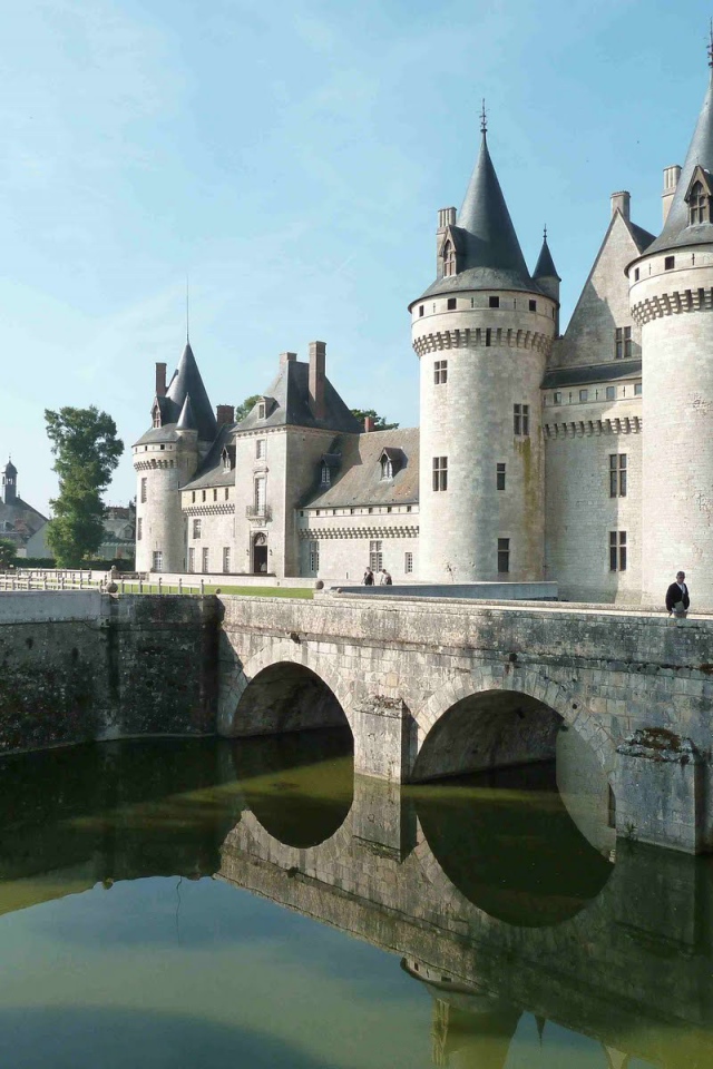 Мост перед замком в Луаре, Франция