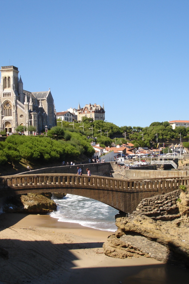 Мост на набережной на курорте Биарриц, Франция