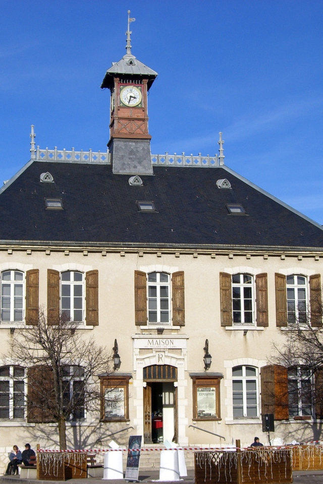 Здание с часами на курорте Виллар-де-Ланс, Франция