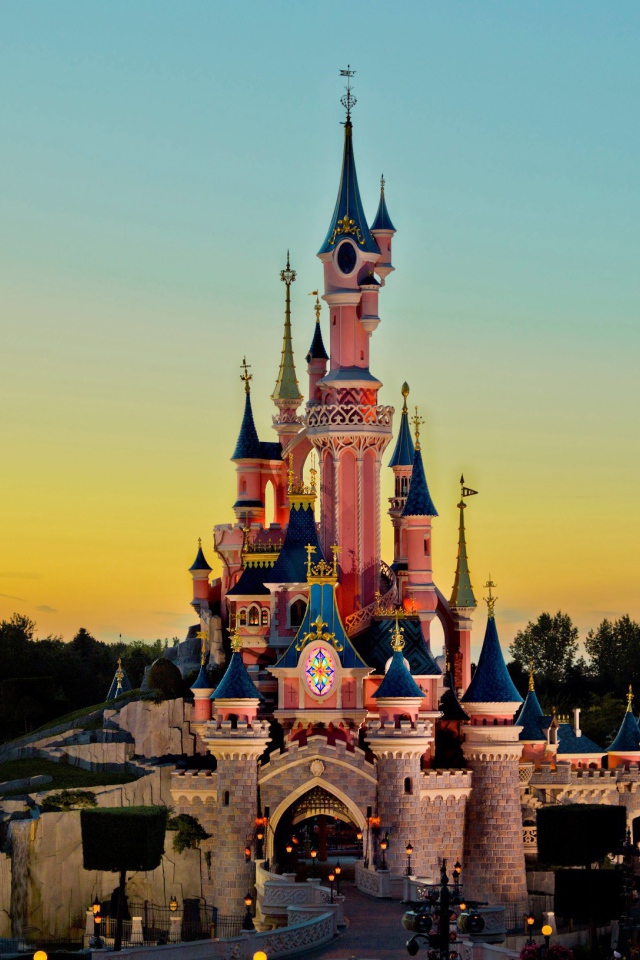 Замок на фоне заката в Диснейленде, Франция