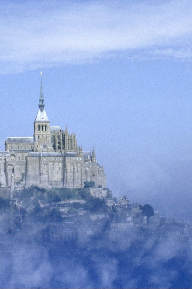 Замок в тумане в Нормандии, Франция