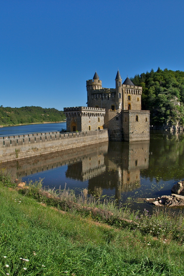 Замок на реке в Луаре, Франция