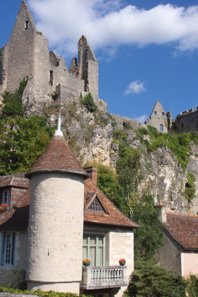 Руины замка в городе Виши, Франция