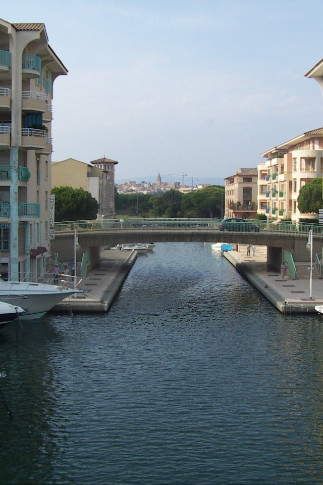 Канал на курорте Порт Де Фрежюс, Франция