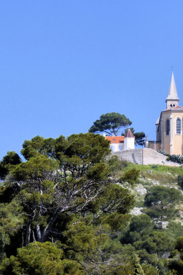 Церковь на холме в городе Марсель, Франция