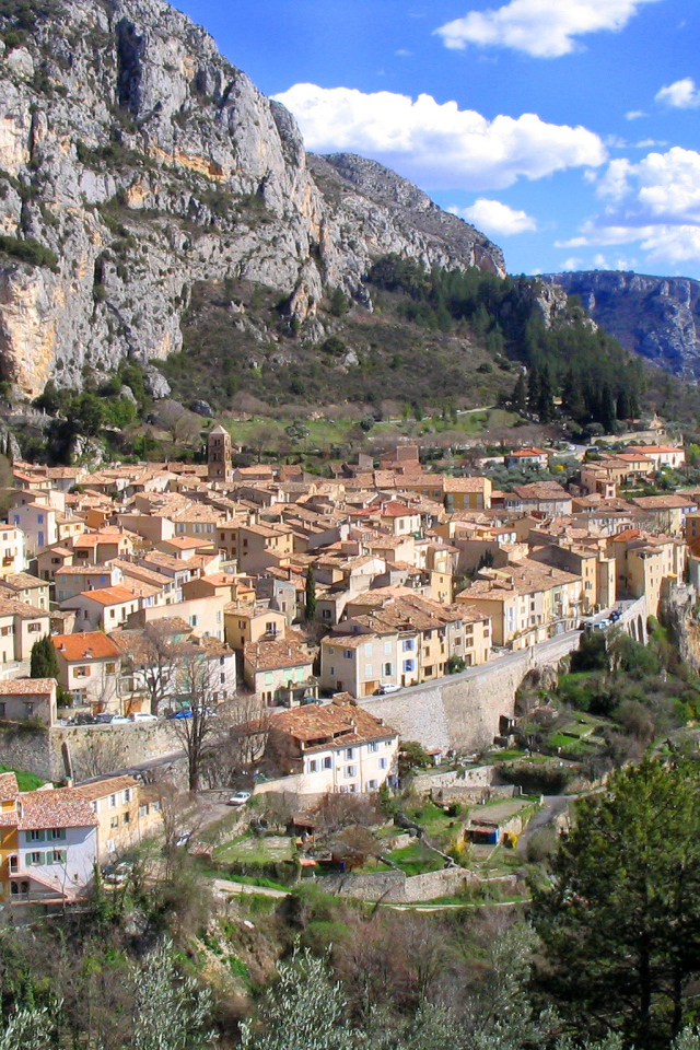 Город у подножия скалы в Провансе, Франция