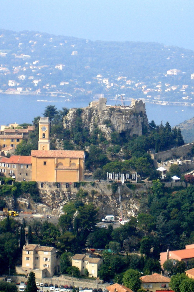 Город на фоне залива на курорте Эз, Франция