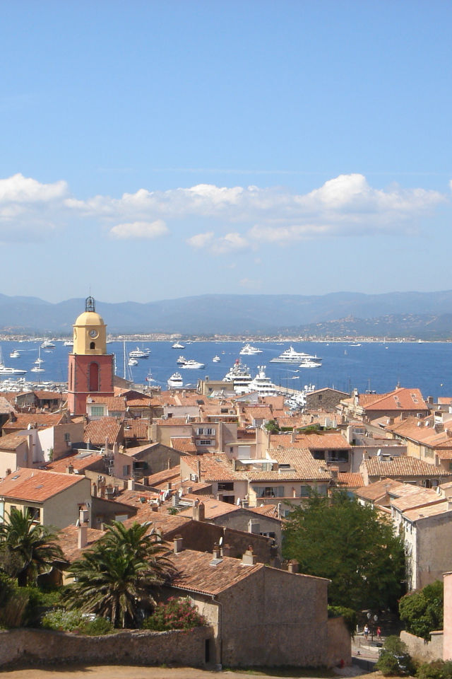 Город на фоне залива на курорте Сен-Тропе, Франция