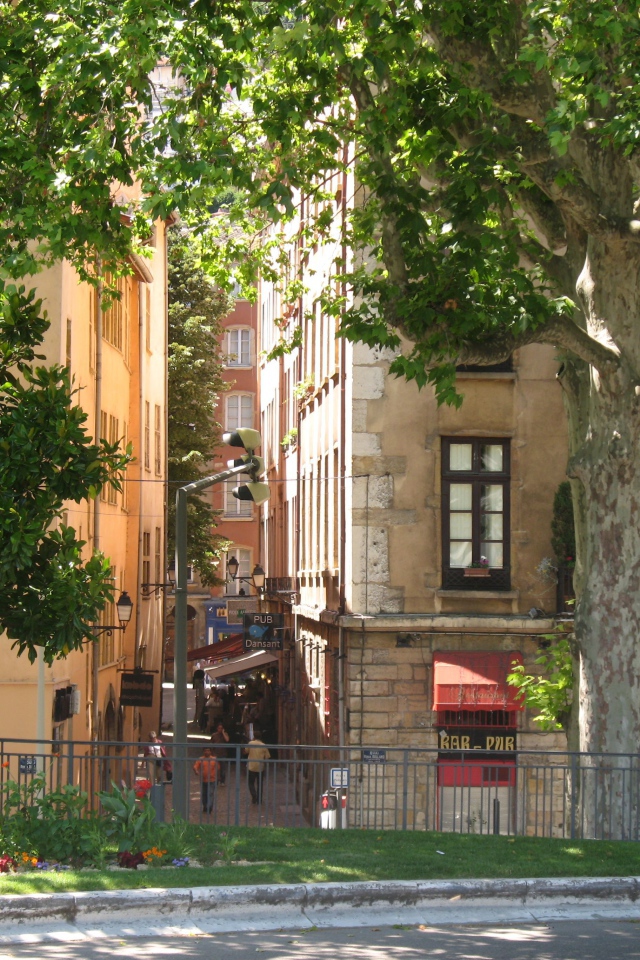 Городская улица в городе Лион, Франция