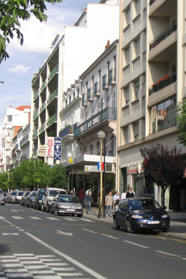 Городская улица в городе Виши, Франция