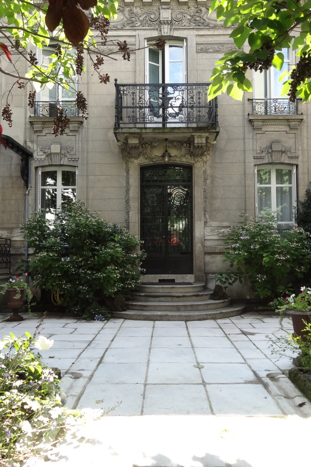 Уютный двор в городе Виши, Франция