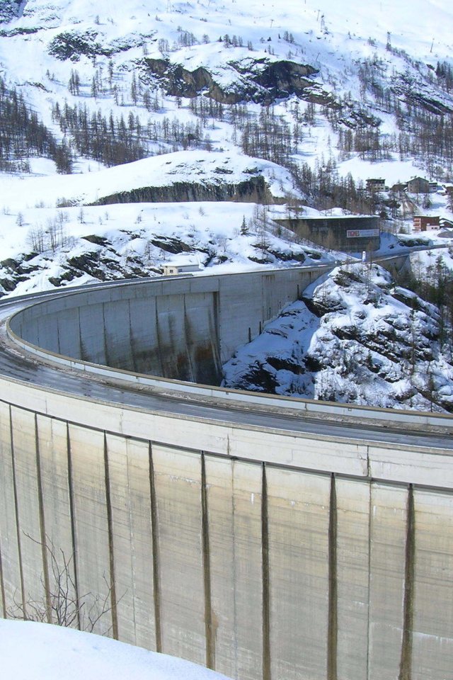 Дамба на горнолыжном курорте Тинь, Франция