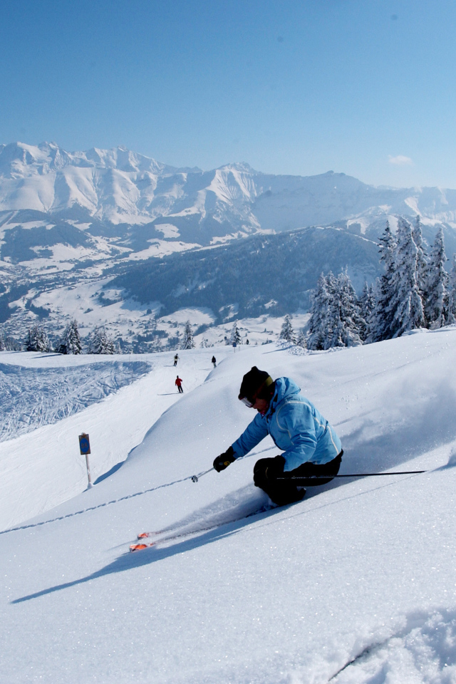 Спуск на лыжах на горнолыжном курорте Межев, Франция