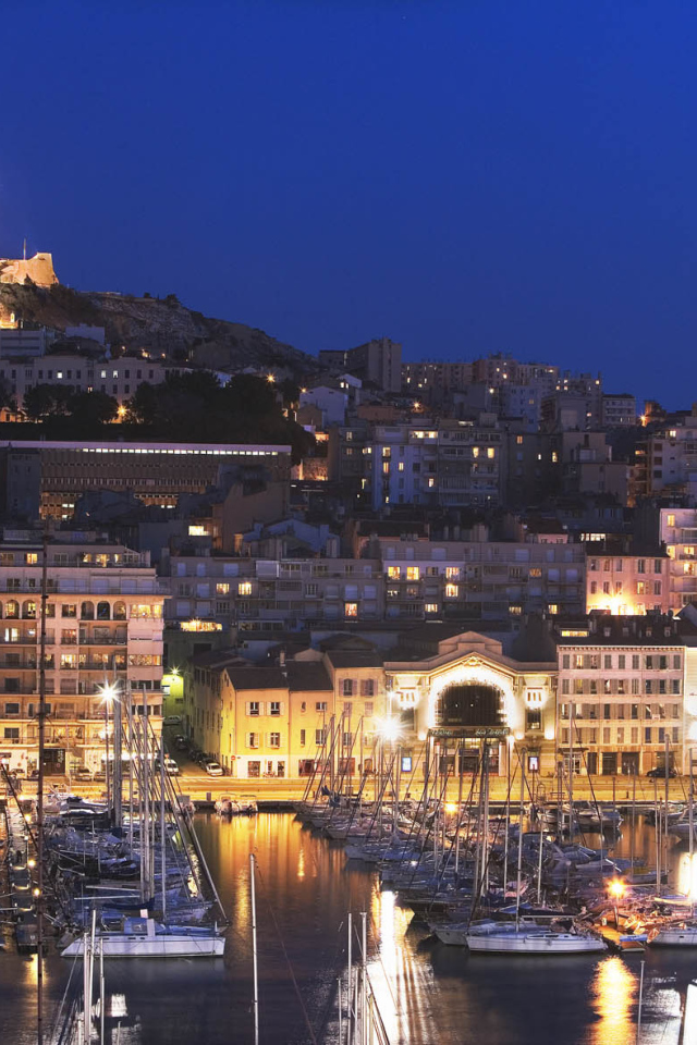 Вечернее сияние в городе Марсель, Франция