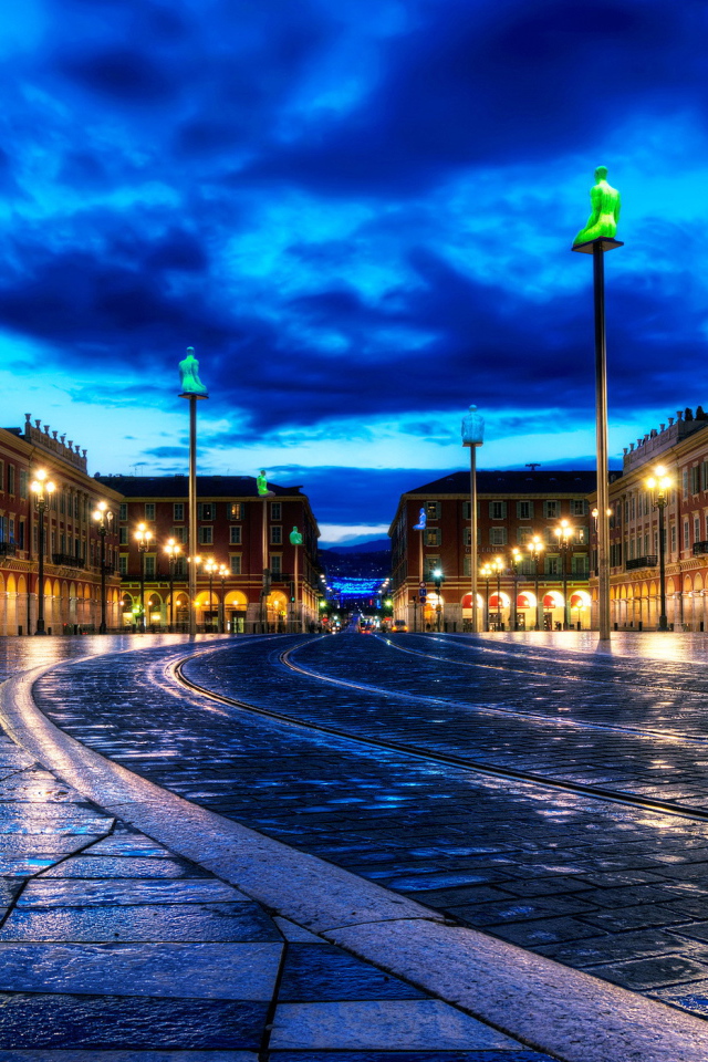 Вечерние огни в городе Ницца, Франция