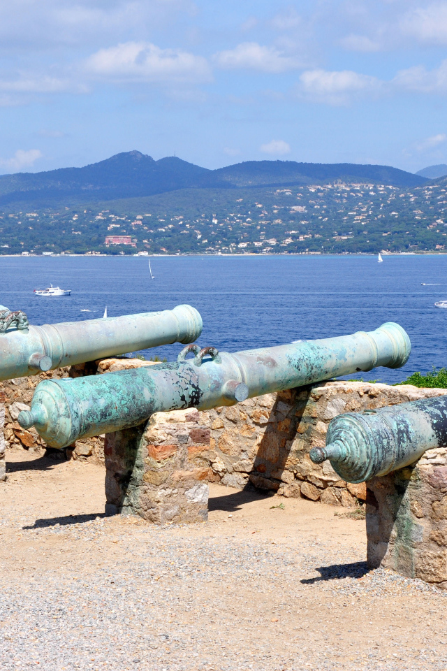 Пушки на набережной на курорте Сен-Тропе, Франция
