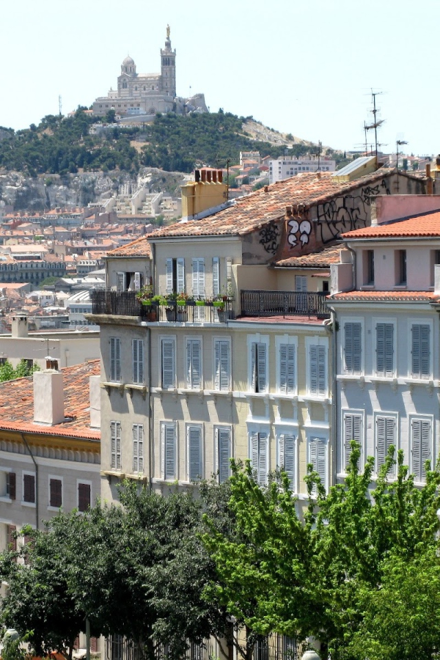 Дома на фоне холма в городе Марсель, Франция